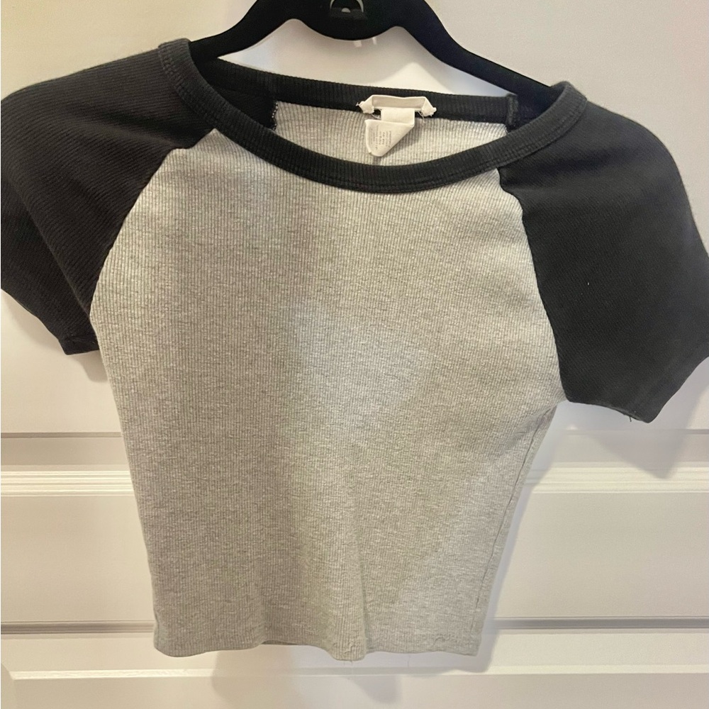 grey and black color box tee shirt